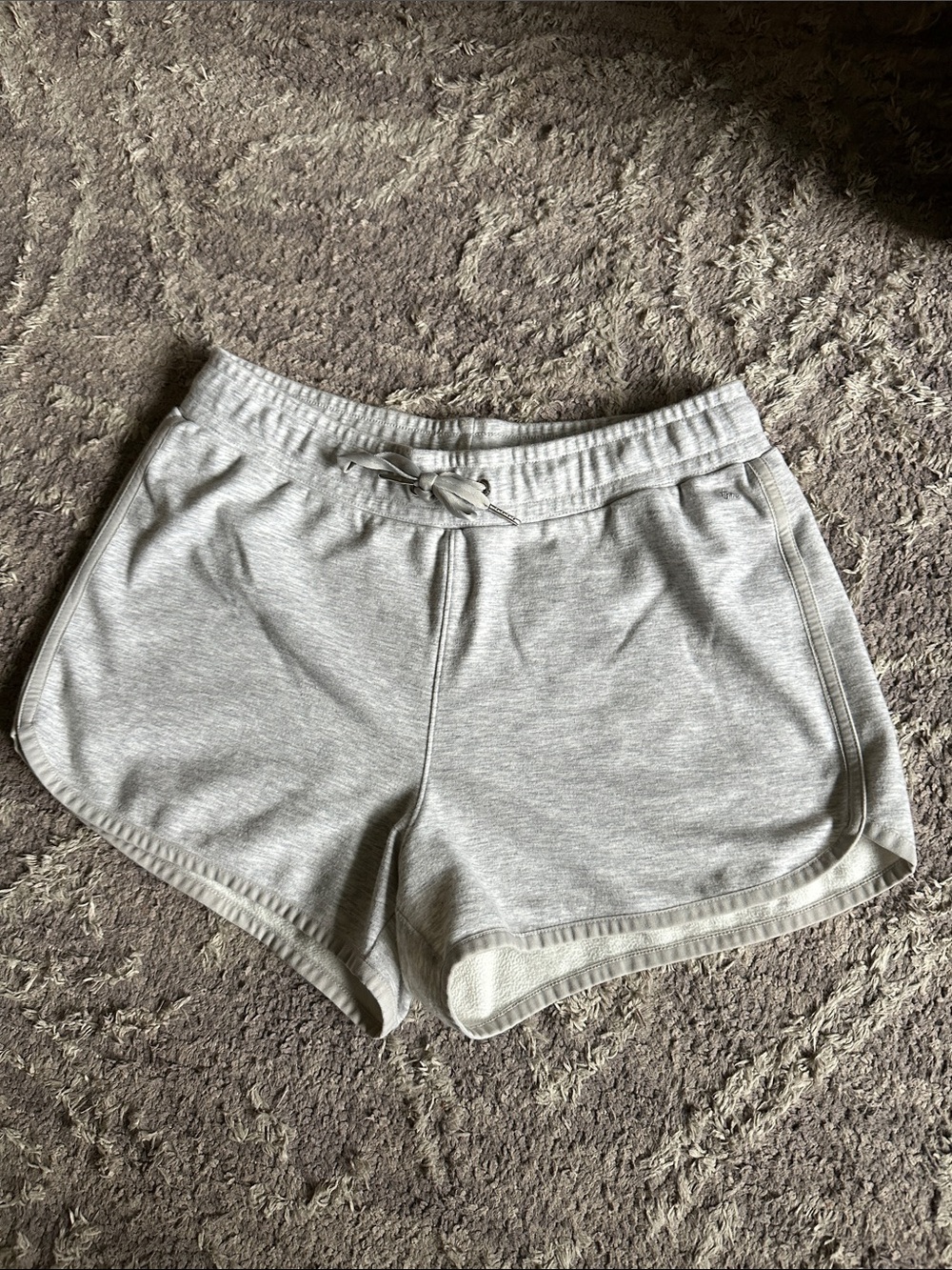 Travis Mathew Women’s CLOUD TIE SHORTS — Light Gray